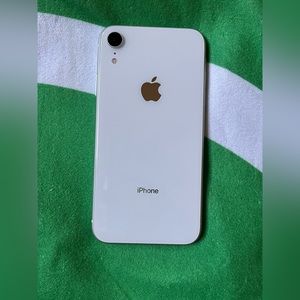 Iphone xr 128gb ( WHITE- UNLOCKED )